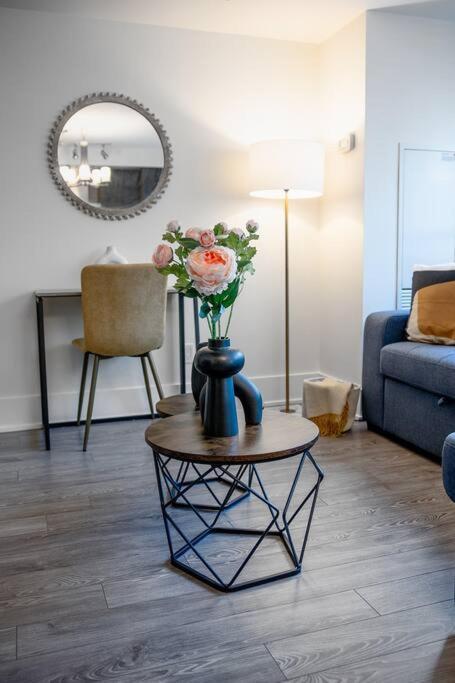 Chic 1-Br Condo; Parking Included; Downtown Core Toronto Bagian luar foto