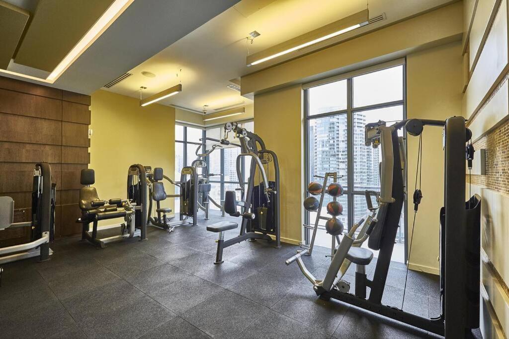 Chic 1-Br Condo; Parking Included; Downtown Core Toronto Bagian luar foto