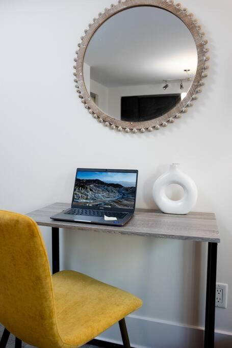 Chic 1-Br Condo; Parking Included; Downtown Core Toronto Bagian luar foto