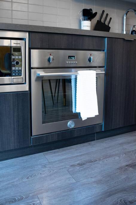 Chic 1-Br Condo; Parking Included; Downtown Core Toronto Bagian luar foto
