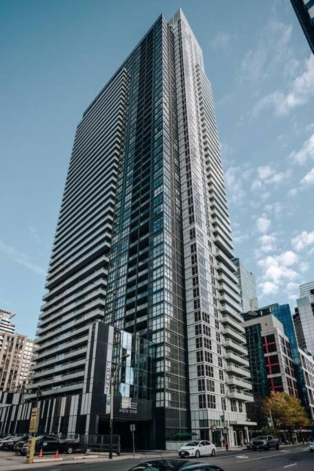 Chic 1-Br Condo; Parking Included; Downtown Core Toronto Bagian luar foto