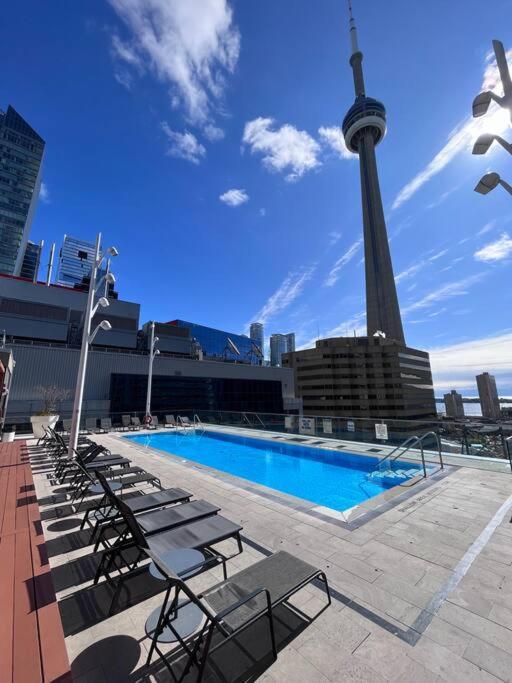 Chic 1-Br Condo; Parking Included; Downtown Core Toronto Bagian luar foto