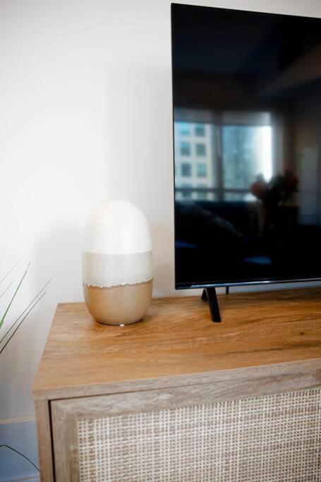 Chic 1-Br Condo; Parking Included; Downtown Core Toronto Bagian luar foto