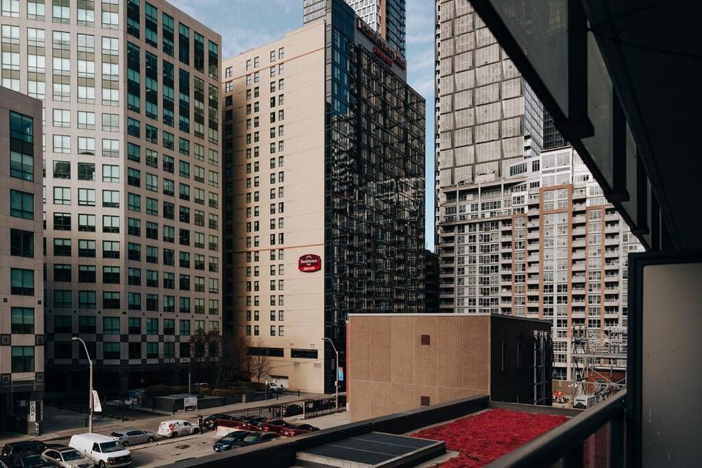 Chic 1-Br Condo; Parking Included; Downtown Core Toronto Bagian luar foto