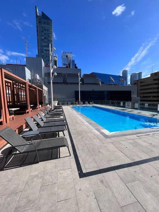 Chic 1-Br Condo; Parking Included; Downtown Core Toronto Bagian luar foto