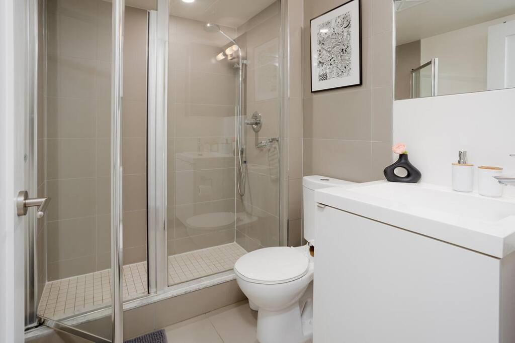 Chic 1-Br Condo; Parking Included; Downtown Core Toronto Bagian luar foto