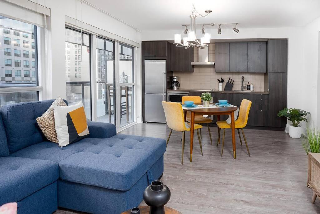 Chic 1-Br Condo; Parking Included; Downtown Core Toronto Bagian luar foto