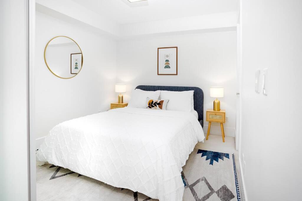 Chic 1-Br Condo; Parking Included; Downtown Core Toronto Bagian luar foto