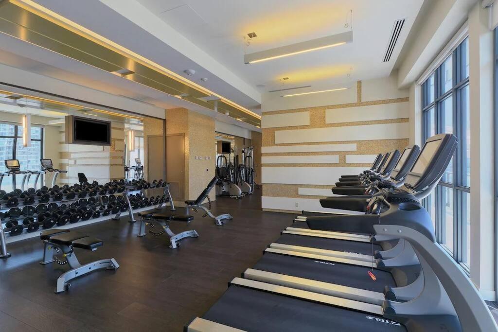 Chic 1-Br Condo; Parking Included; Downtown Core Toronto Bagian luar foto