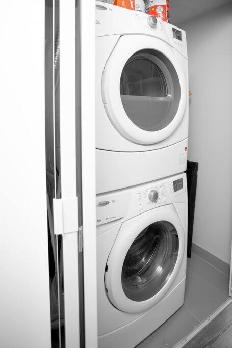 Chic 1-Br Condo; Parking Included; Downtown Core Toronto Bagian luar foto