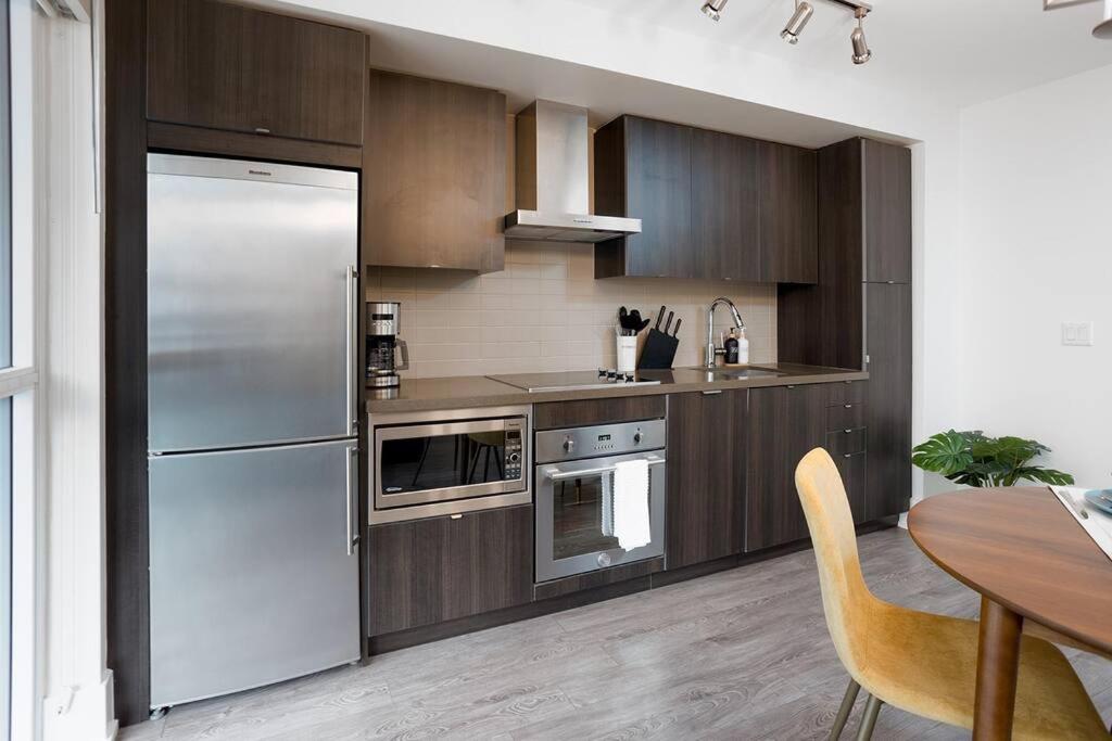 Chic 1-Br Condo; Parking Included; Downtown Core Toronto Bagian luar foto
