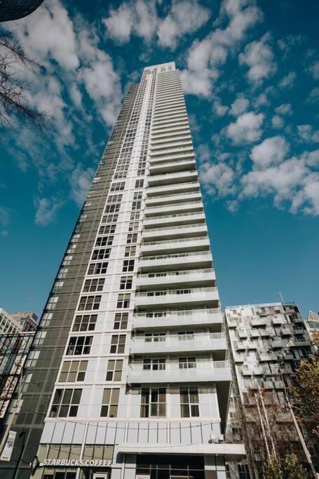 Chic 1-Br Condo; Parking Included; Downtown Core Toronto Bagian luar foto
