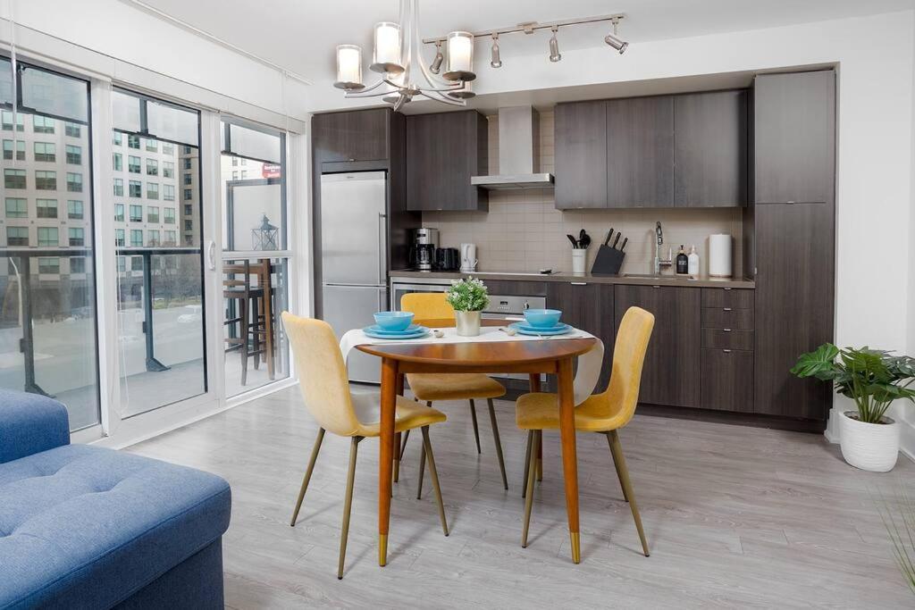 Chic 1-Br Condo; Parking Included; Downtown Core Toronto Bagian luar foto