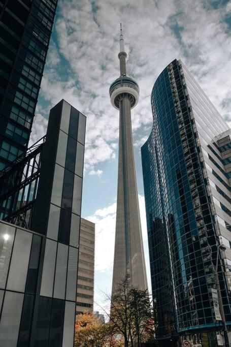 Chic 1-Br Condo; Parking Included; Downtown Core Toronto Bagian luar foto