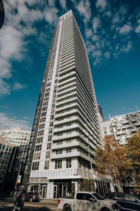 Chic 1-Br Condo; Parking Included; Downtown Core Toronto Bagian luar foto