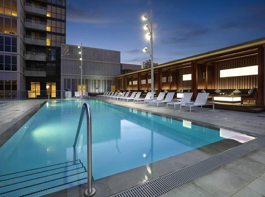 Chic 1-Br Condo; Parking Included; Downtown Core Toronto Bagian luar foto