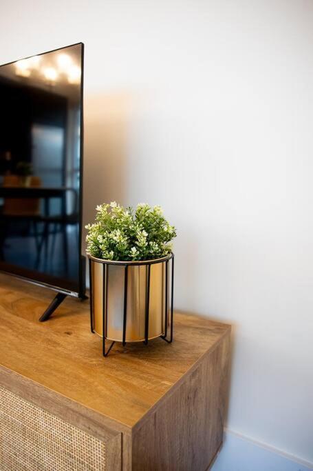Chic 1-Br Condo; Parking Included; Downtown Core Toronto Bagian luar foto