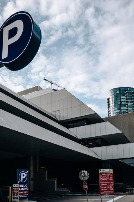 Chic 1-Br Condo; Parking Included; Downtown Core Toronto Bagian luar foto