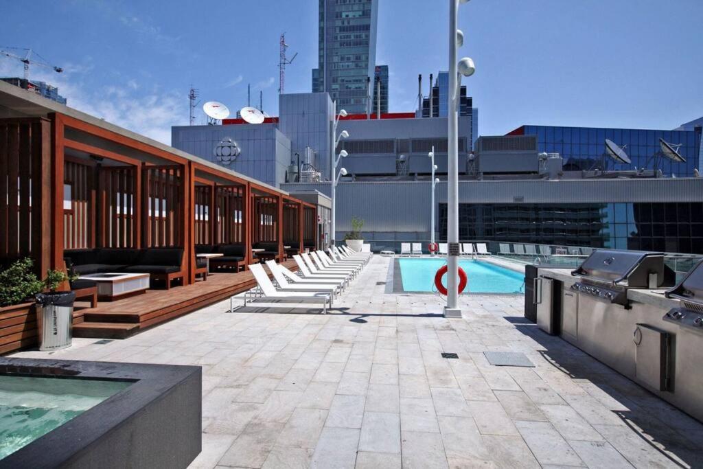 Chic 1-Br Condo; Parking Included; Downtown Core Toronto Bagian luar foto