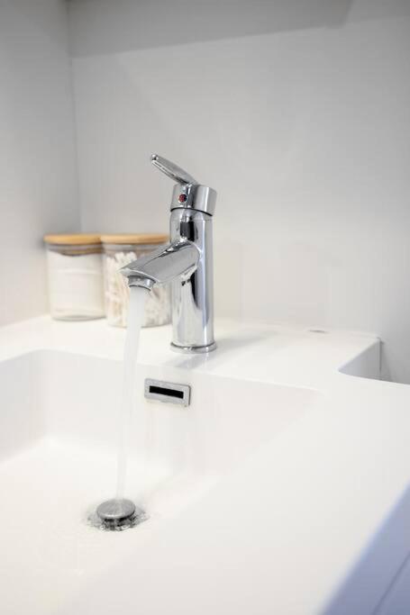 Chic 1-Br Condo; Parking Included; Downtown Core Toronto Bagian luar foto