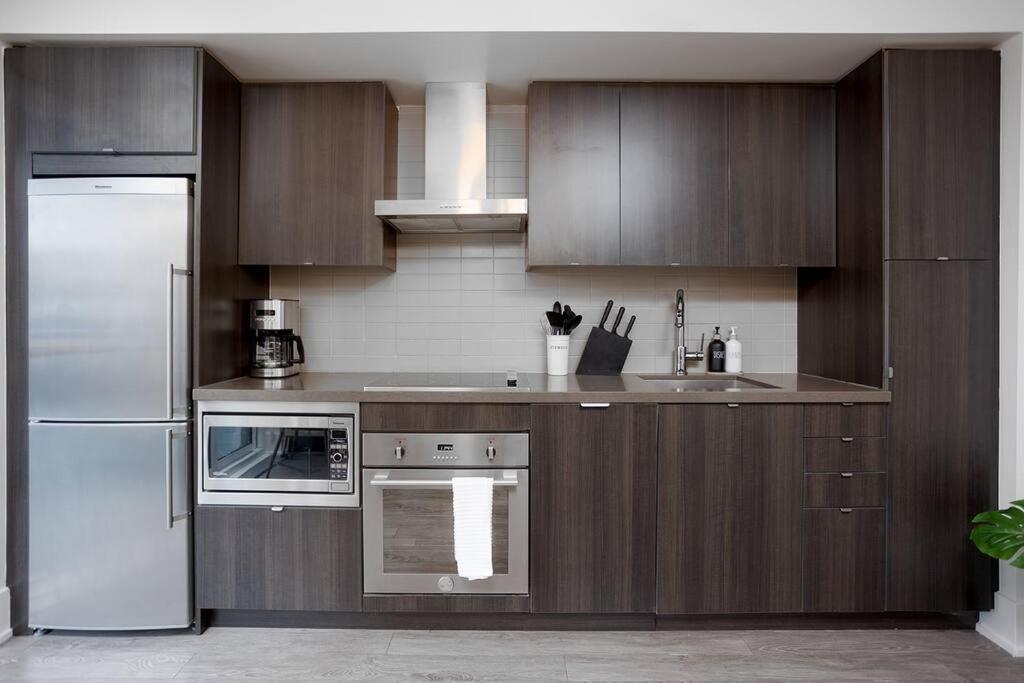 Chic 1-Br Condo; Parking Included; Downtown Core Toronto Bagian luar foto
