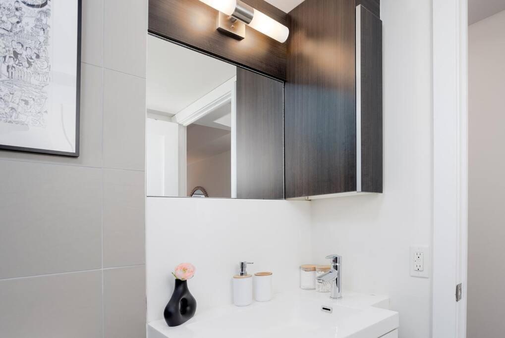 Chic 1-Br Condo; Parking Included; Downtown Core Toronto Bagian luar foto