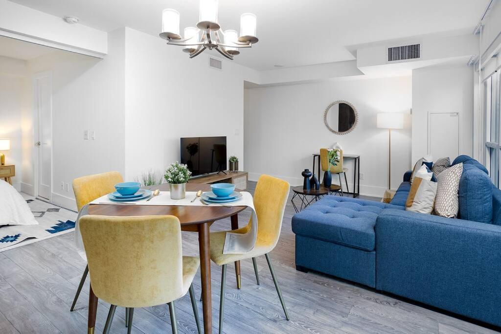 Chic 1-Br Condo; Parking Included; Downtown Core Toronto Bagian luar foto