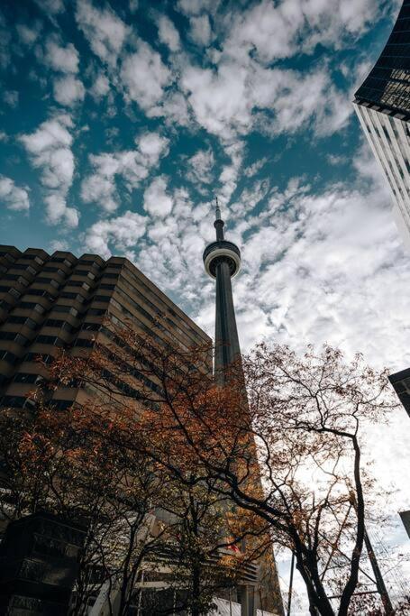 Chic 1-Br Condo; Parking Included; Downtown Core Toronto Bagian luar foto