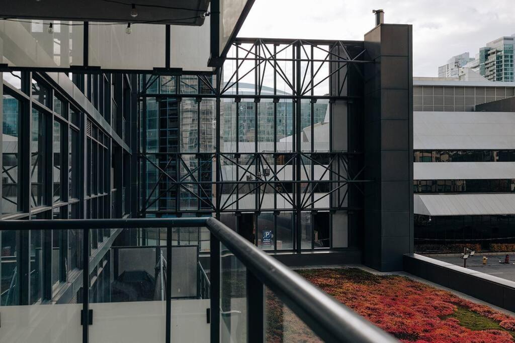 Chic 1-Br Condo; Parking Included; Downtown Core Toronto Bagian luar foto