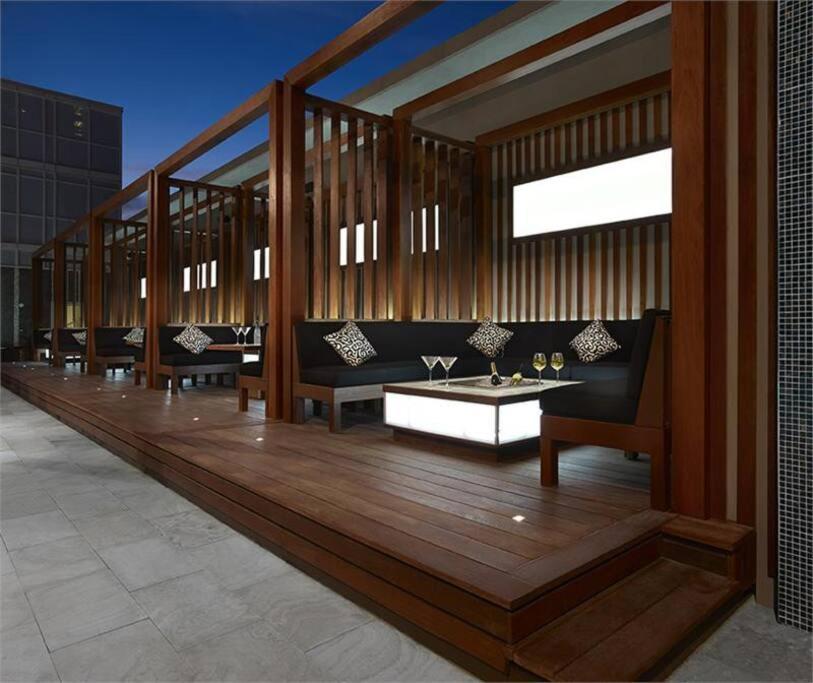 Chic 1-Br Condo; Parking Included; Downtown Core Toronto Bagian luar foto