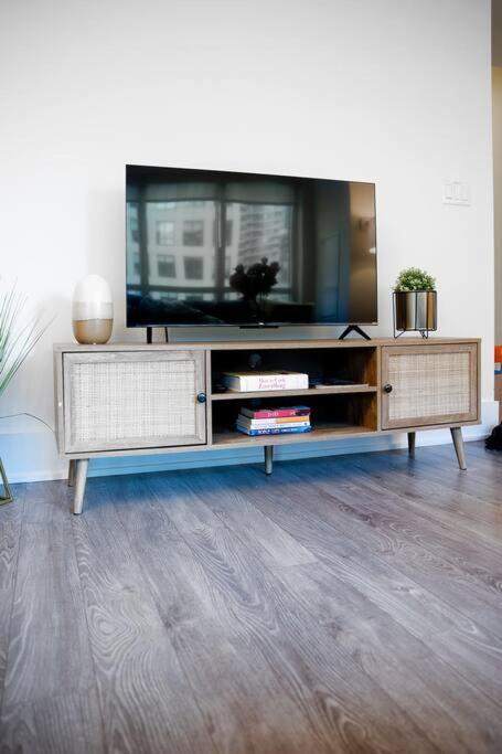 Chic 1-Br Condo; Parking Included; Downtown Core Toronto Bagian luar foto