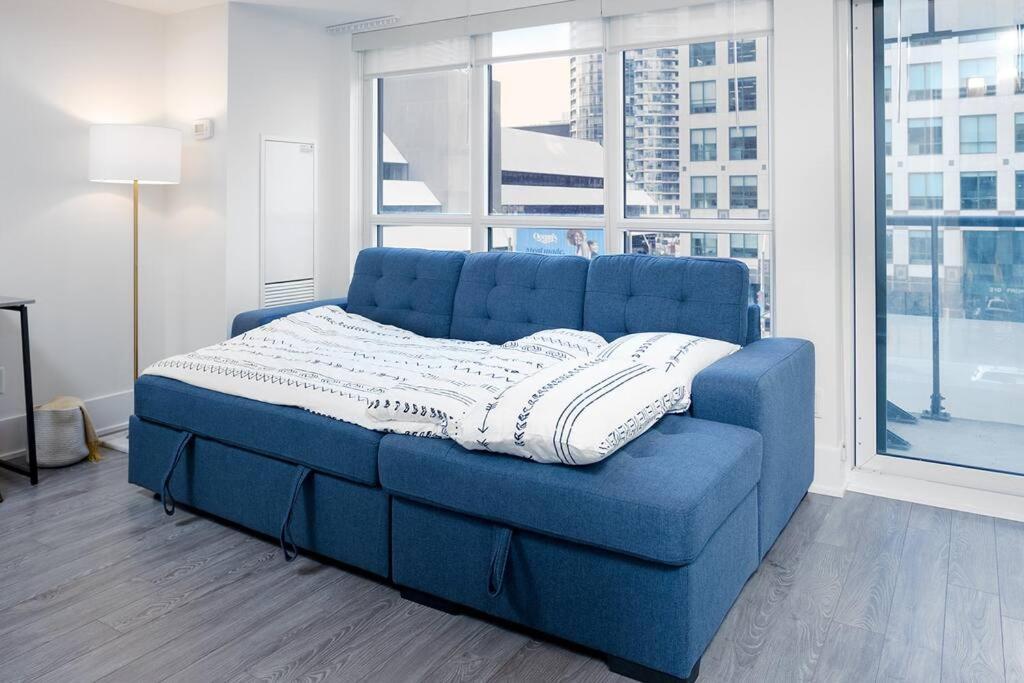 Chic 1-Br Condo; Parking Included; Downtown Core Toronto Bagian luar foto